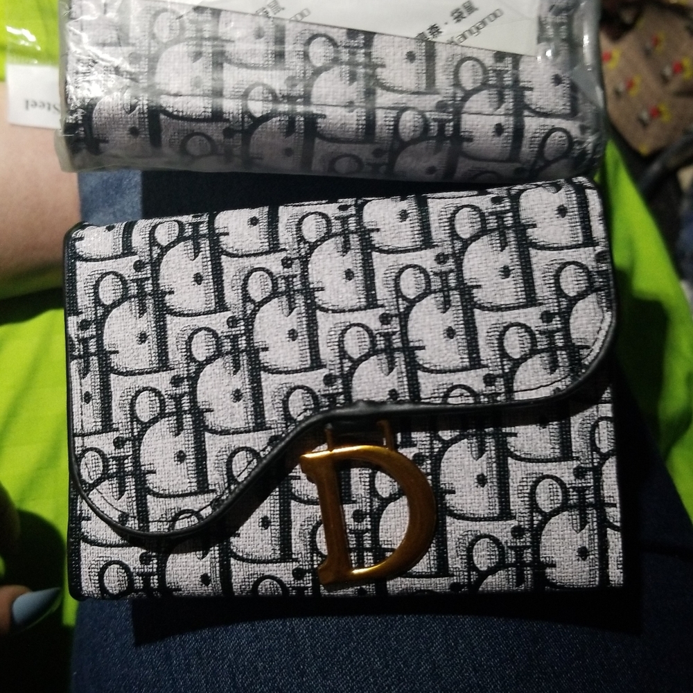 DR  Woman's wallet